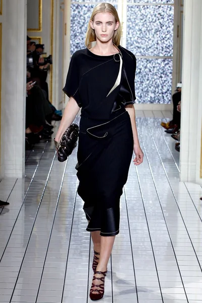 Look 16